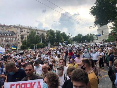 "Нет" политическим репрессиям: сторонники Порошенко пришли на Банковую
