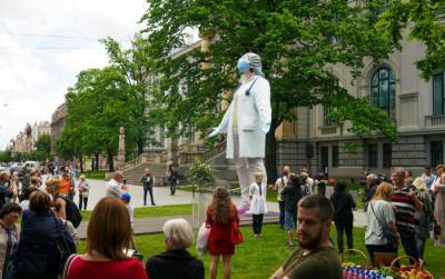 Вместо зарплат и пенсий - памятники? Ушаков раскритиковал огромную статую врача в Риге