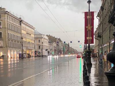 Грозовой ливень накрыл Петербург: улицы затоплены (фото)