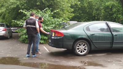 Правоохранители осмотрели машину подозреваемого в убийстве семьи на севере Москвы.