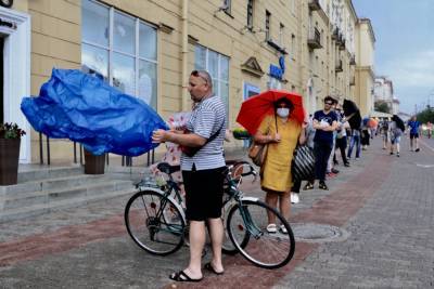После сильного дождя с градом в центре Минска возобновился пикет правоцентристов
