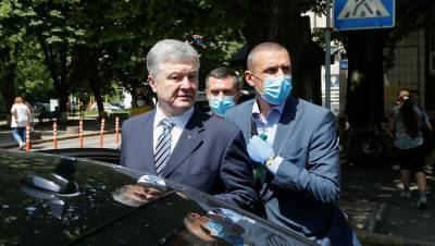 На Украине следователи закрыли три уголовных дела против Порошенко