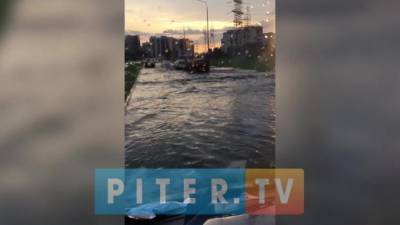 Очевидцы поделились кадрами потопа на проспекте Маршала Блюхера