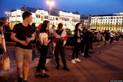 В Минске граждане образовали живую цепь вдоль проспекта Независимости