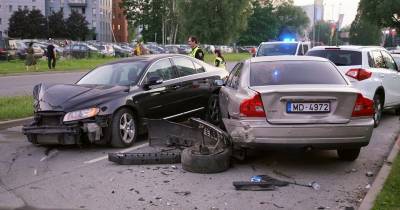 ФОТО: автомобиль Volvo протаранил шесть машин в Иманте