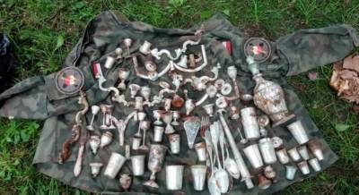 На юге Польши кладоискатели нашли тайник с серебром (фото)