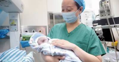 В Китае женщина родила 10-летнему сыну брата-близнеца
