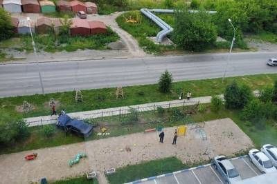 В Новосибирске Ниссан вылетел с дороги и пробороздил детскую площадку