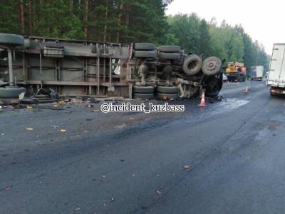 После ДТП на трассе в Кузбассе у грузовика оторвало кабину