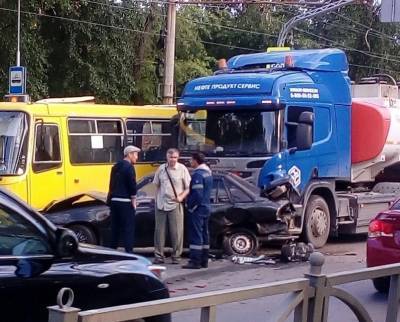 В Екатеринбурге водитель «Делимобиля» устроил массовое ДТП с двумя автобусами и бензовозом