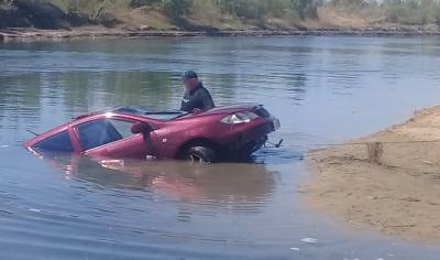 Автомобиль со взрослыми и детьми скатился в озеро в Чите и утонул