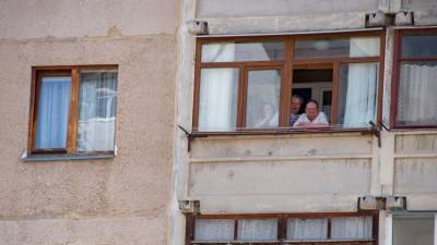 Пенсионерка скинула "полиции" с балкона 800 тыс. рублей
