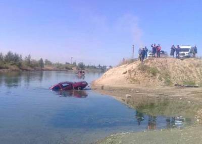 Автомобиль с детьми и взрослыми скатился в озеро в Чите