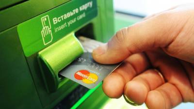 Сбербанк ввёл комиссию в 1% за переводы через банкомат