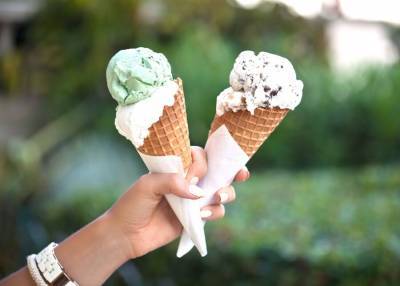 Диетолог рекомендовала есть мороженое маленькими порциями для закаливания горла