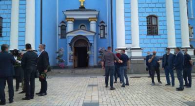 Похороны отца Порошенко: в Свято-Михайловском монастыре собираются политики (фото)