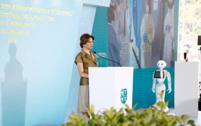 Помощник главы Минздрава Грузии, робот Пепер упал со сцены на презентации