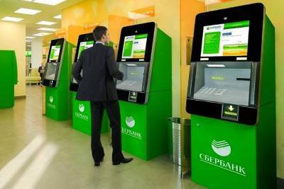 Сбербанк стал брать комиссию за переводы через банкомат