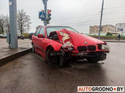 Столб спас пешехода в Гродно от BMW. Авария попала на видео