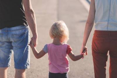 Опрос: россияне считают важным общение отца с ребенком после развода - aif.ru