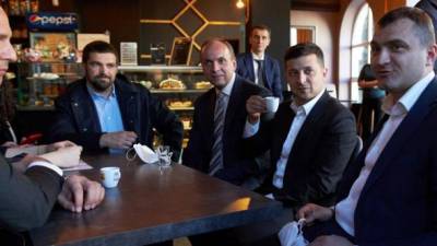 Пил кофе в кафе на карантине: суд отказался взыскать штраф с Зеленского из-за неприкосновенности