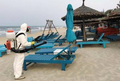 Специалисты рассказали можно ли заразиться коронавирусом на пляже — меры предосторожности
