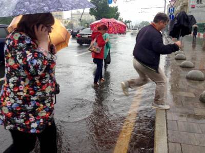 Жители Петербурга открыли "купальный сезон" из-за удара стихии