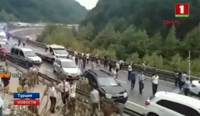 Жуткая авария на северо-западе Турции. В ДТП попали 32 машины
