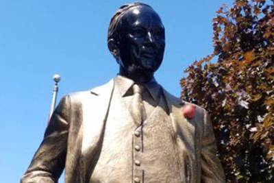 Статую бывшего премьера Канады Трюдо-старшего покрасили в черный