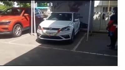 Видео из Индии: Счастливый владелец новенького авто разбил машину через секунду после покупки