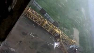 Башенный кран обрушился в Петербурге во время грозы, рабочий погиб