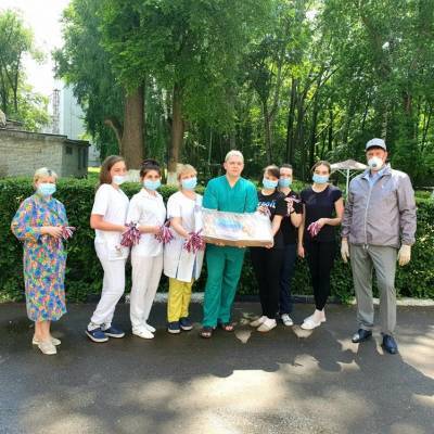 Ульяновских медиков поздравили пирогом с символикой России