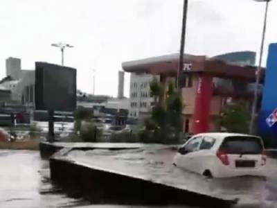 В Киеве потоком дождевой воды по улицам несло автомобиль