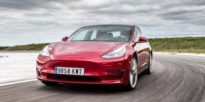 Житель Германии по ошибке заказал 27 одинаковых Tesla Model 3
