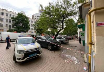 В центре Киева женщина с 3-летним ребенком выпали из окна