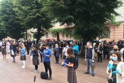 Жители Черновцов протестуют против карантина