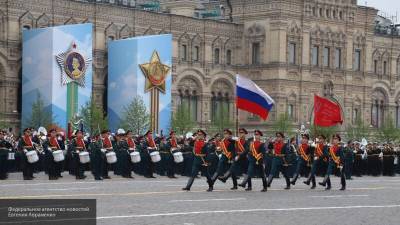 Новейшие российские танки "Армата" прошлись по Тверской улице в Москве