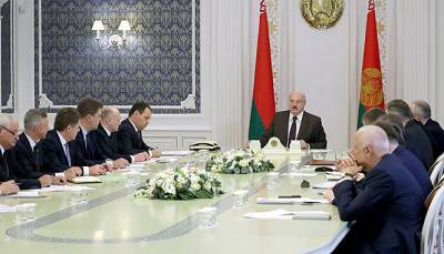 Лукашенко: МВФ требует от нас карантин, изоляцию, комендантский час. Что за глупость?