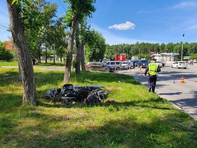 В Екатеринбурге погиб мотоциклист, врезавшийся в легковушку