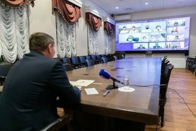 Андрей Бочаров поздравил волгоградских медиков с профессиональным праздником
