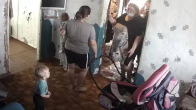 Многодетной семье из Оренбургской области вернули изъятых опекой детей