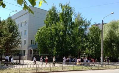 Около Казанского медколледжа заметили толпу — выпускники ждут получения дипломов
