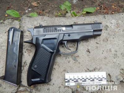 На столичной Оболони 34-летняя женщина устроила стрельбу из травматического пистолета