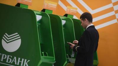 Не более 1000 рублей: Сбербанк ввёл комиссию за перевод денег через банкомат