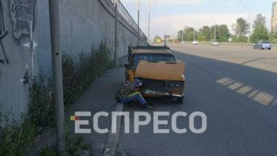 В Киеве легковушка влетела в столб, есть пострадавший