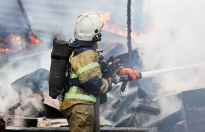 "Пылает крыша": появилось видео пожара в Новосибирске