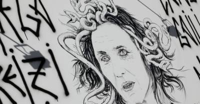 ФОТО. Протест возле академии художеств в Риге: Шуплинску изобразили в виде Медузы Горгоны