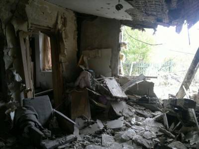 Один мирный житель погиб, двое ранены: Украинские каратели обстреляли Золотое-5