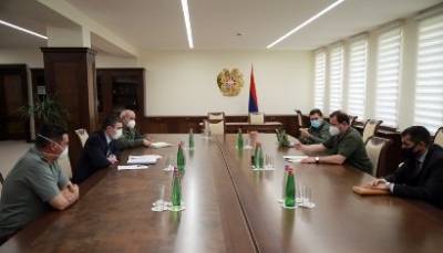 Министр обороны Армении встретился с государственным министром Карабаха