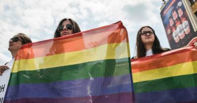 У посольства Польши в Риге прошел протест против высказываний Анджея Дуды о правах ЛГБТ